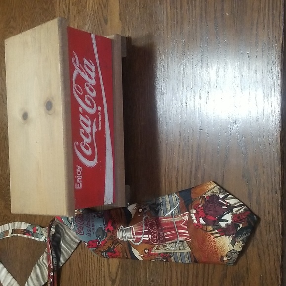 Vintage Coca Cola necktie with wooden Coca cola box. - Picture 2 of 7